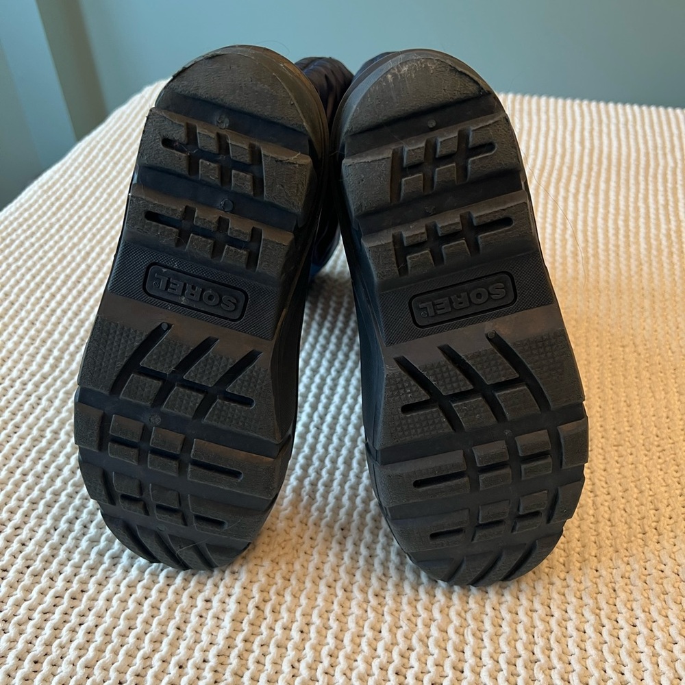 Like New Sorel Flurry Youth Boot - Picture 3 of 5